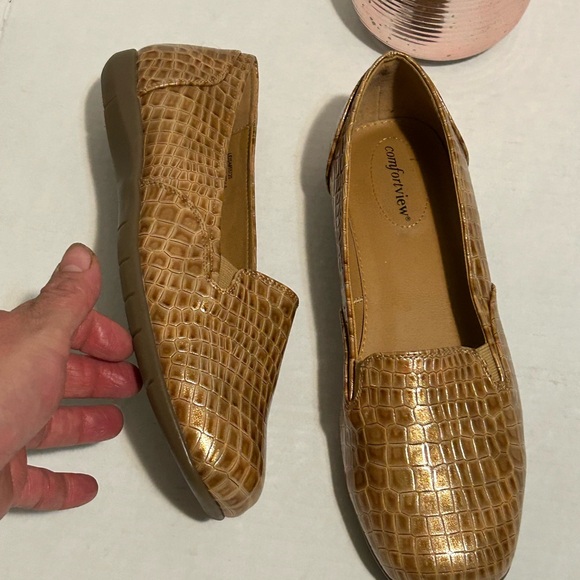 Comfortview Women's Shiny Gold Croc-Embossed Loafers - Picture 2 of 6